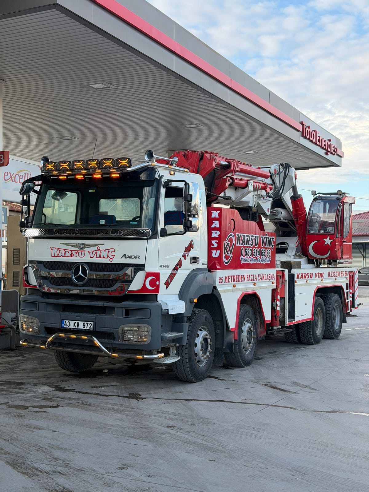 Çelik konstrüksiyon çatı montajı — mobil vinç