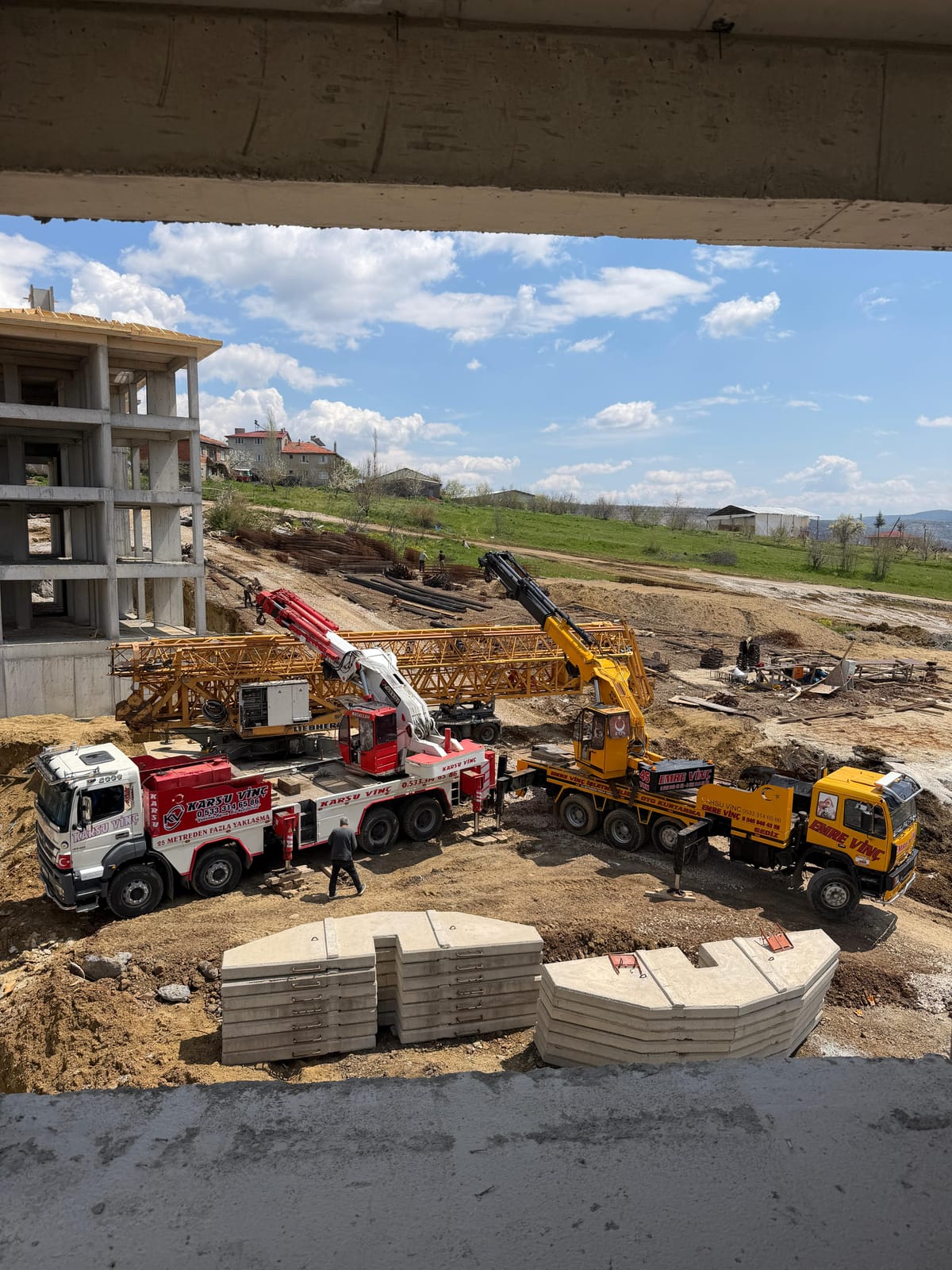 Çok katlı bina inşaatında vinç çalışması